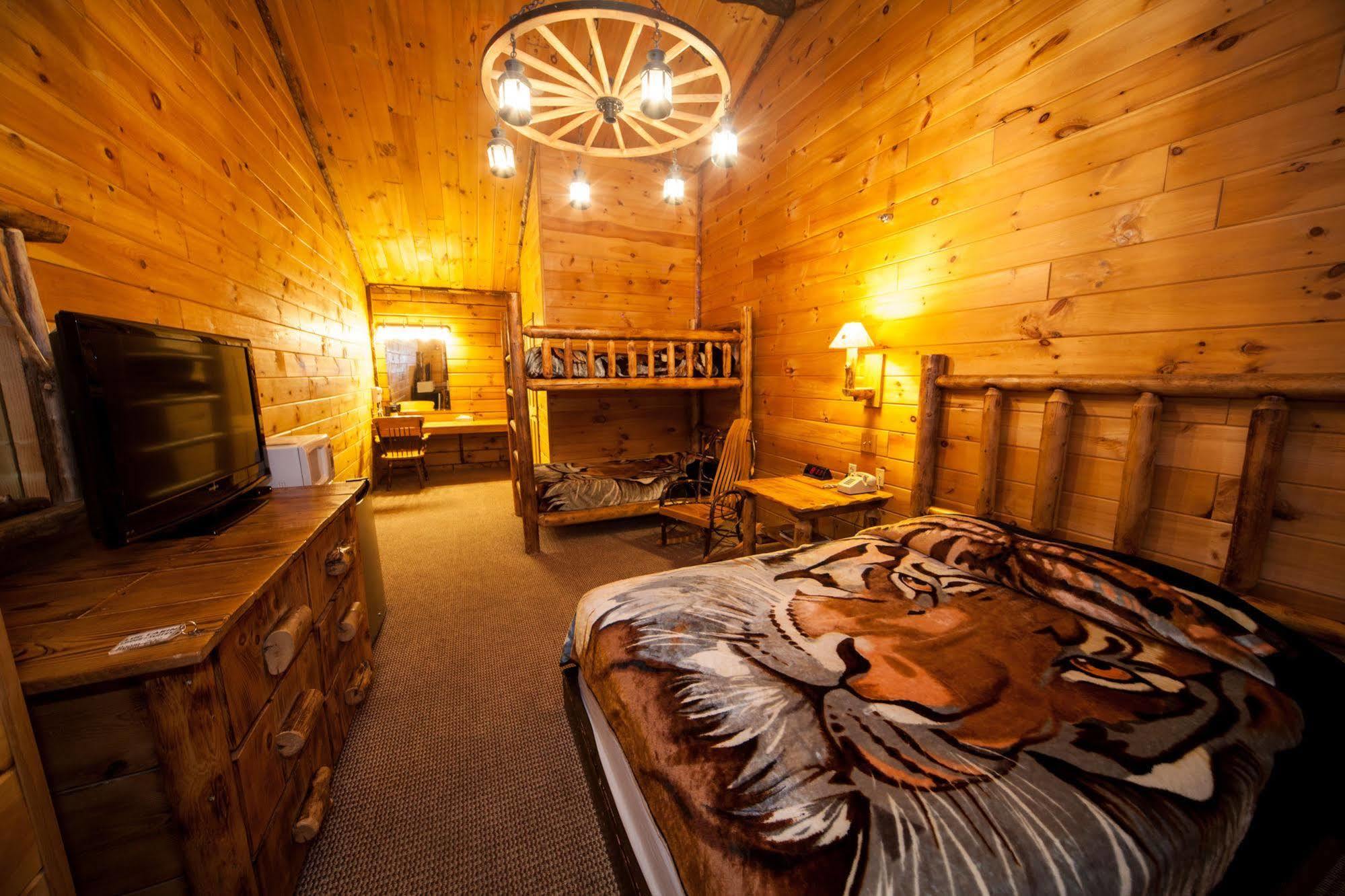 Log Cabin Lodge & Suites Jones Mills Eksteriør billede
