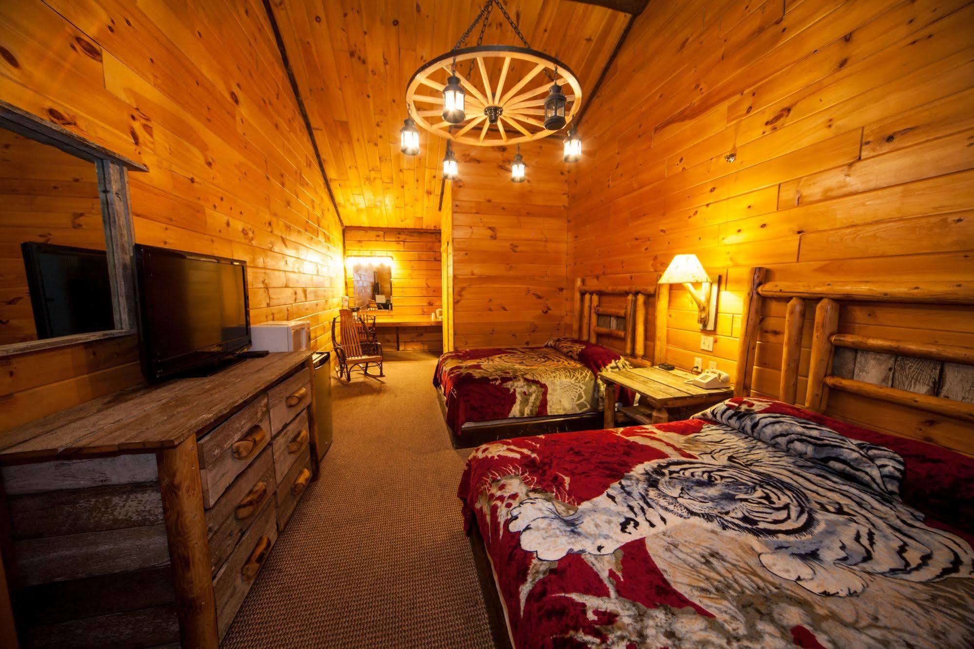 Log Cabin Lodge & Suites Jones Mills Eksteriør billede
