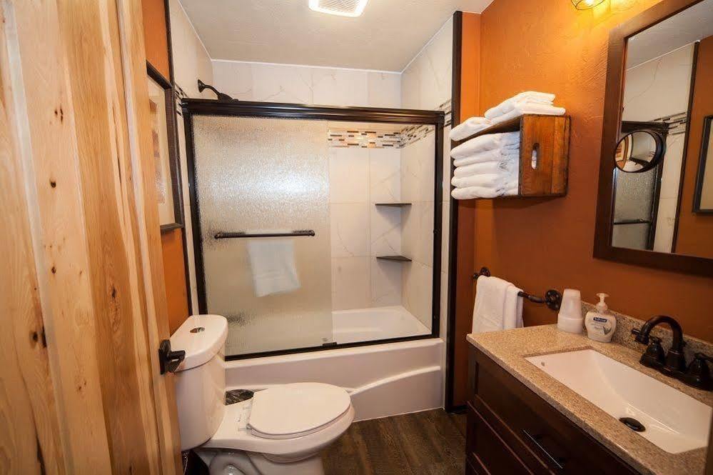 Log Cabin Lodge & Suites Jones Mills Eksteriør billede