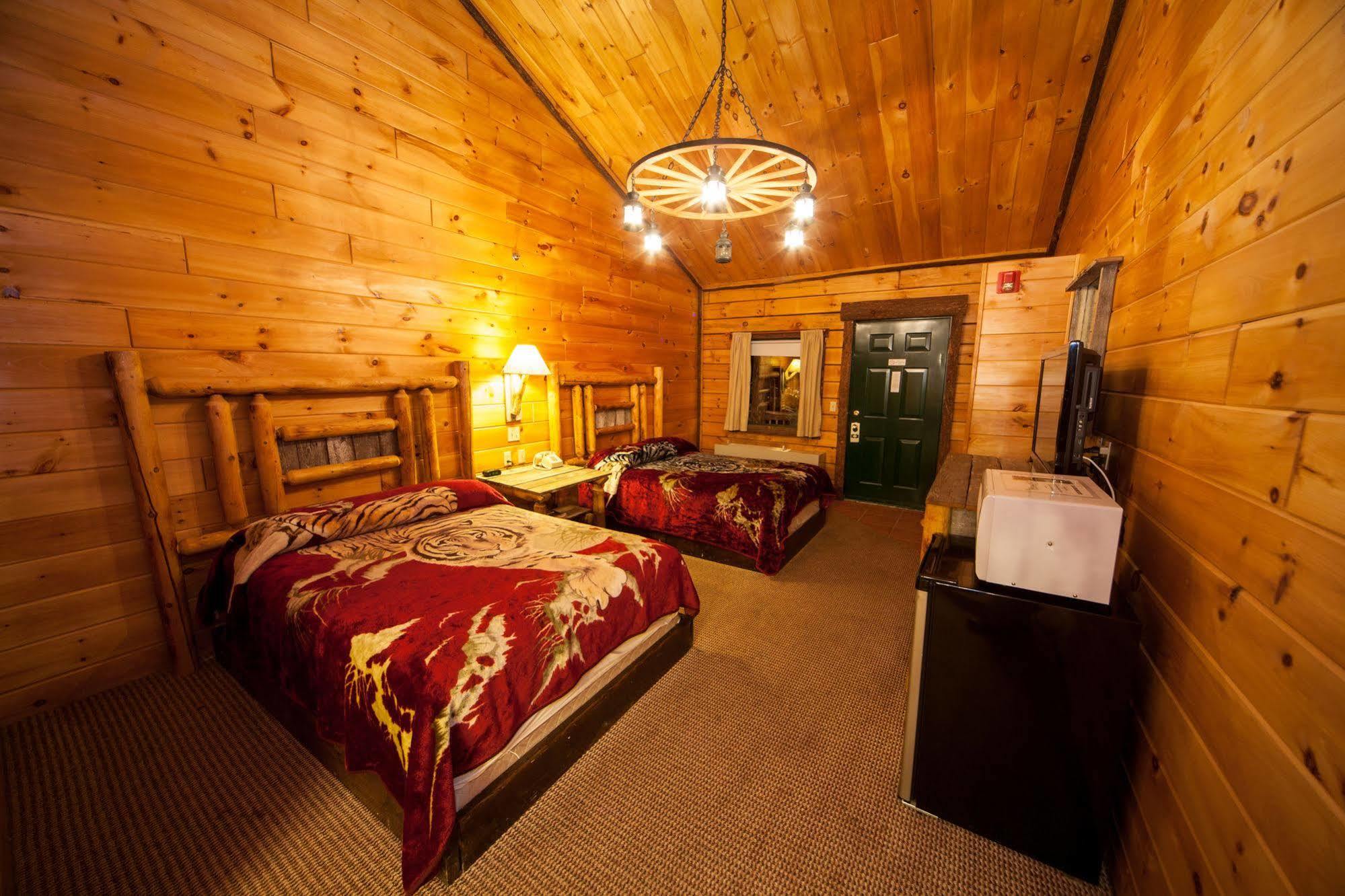 Log Cabin Lodge & Suites Jones Mills Eksteriør billede