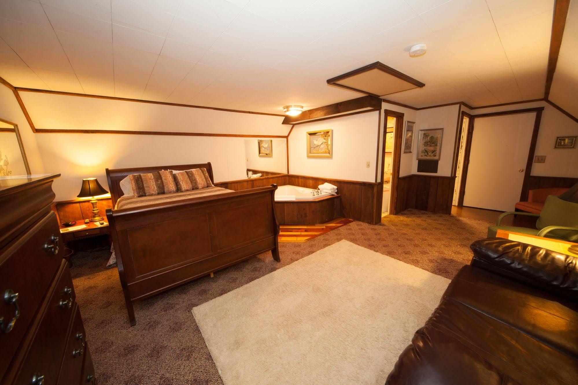 Log Cabin Lodge & Suites Jones Mills Eksteriør billede